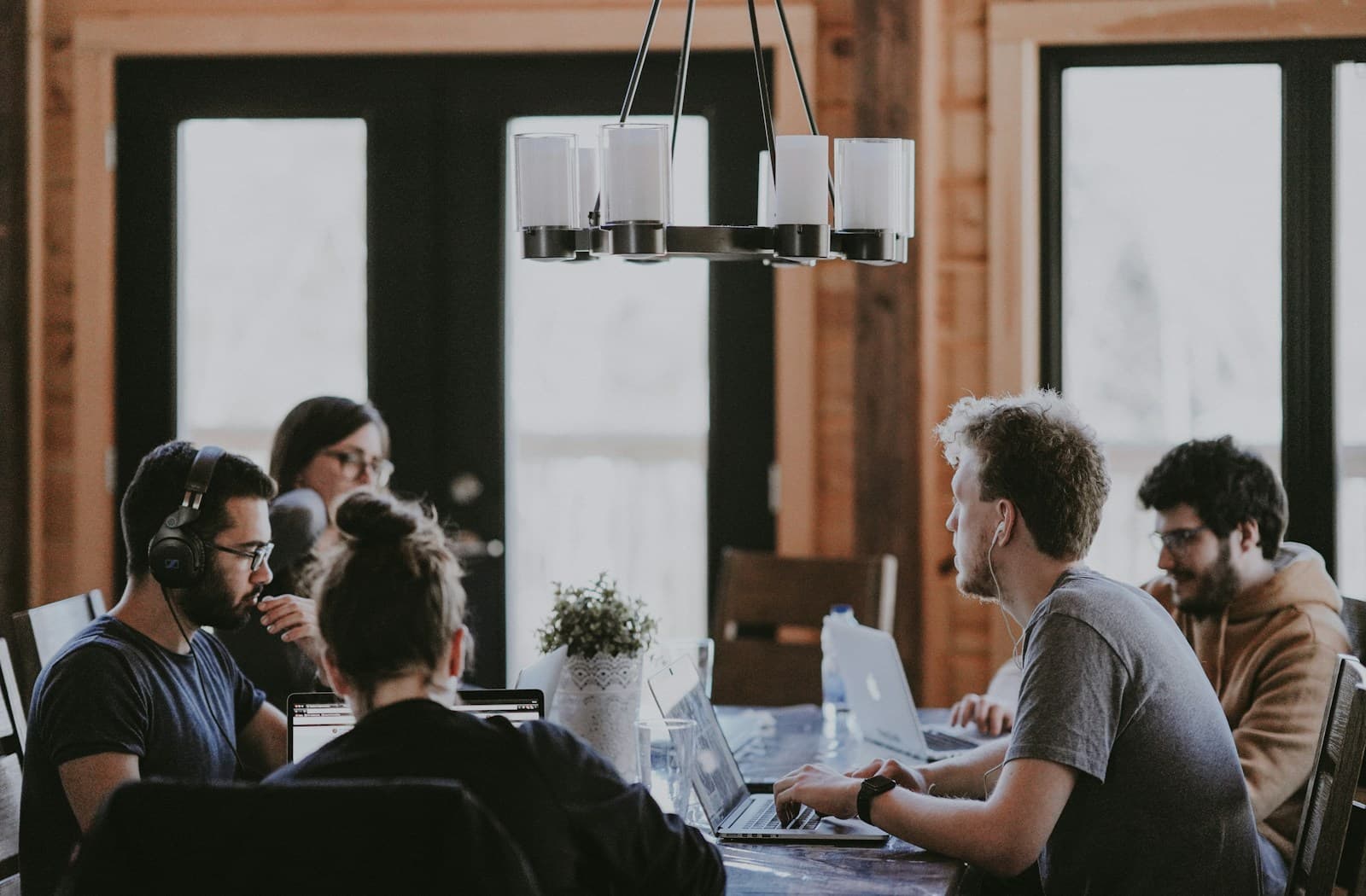 Team arbeitet am digitalen Formular